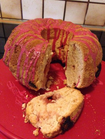 Erdbeergugelhupf mit Marmeladenfüllung